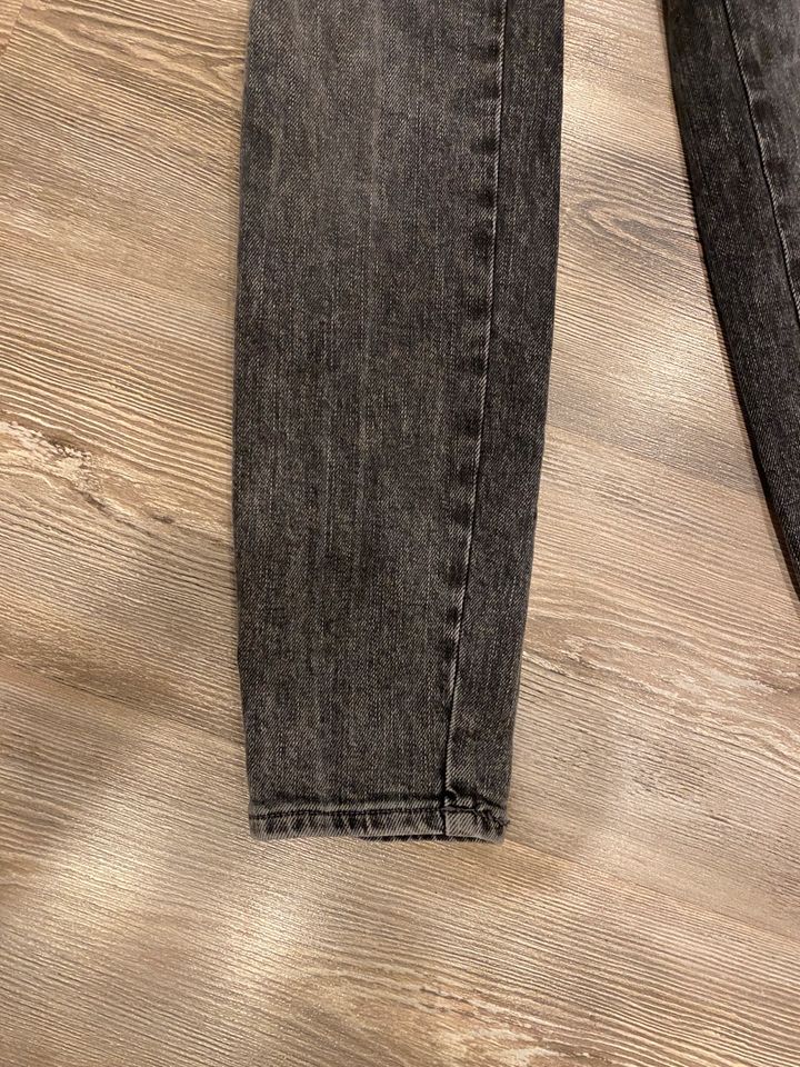 Good American Jeans Grau skinny hoch geschnitten W24 XS 32 34 NEU in Oberschleißheim