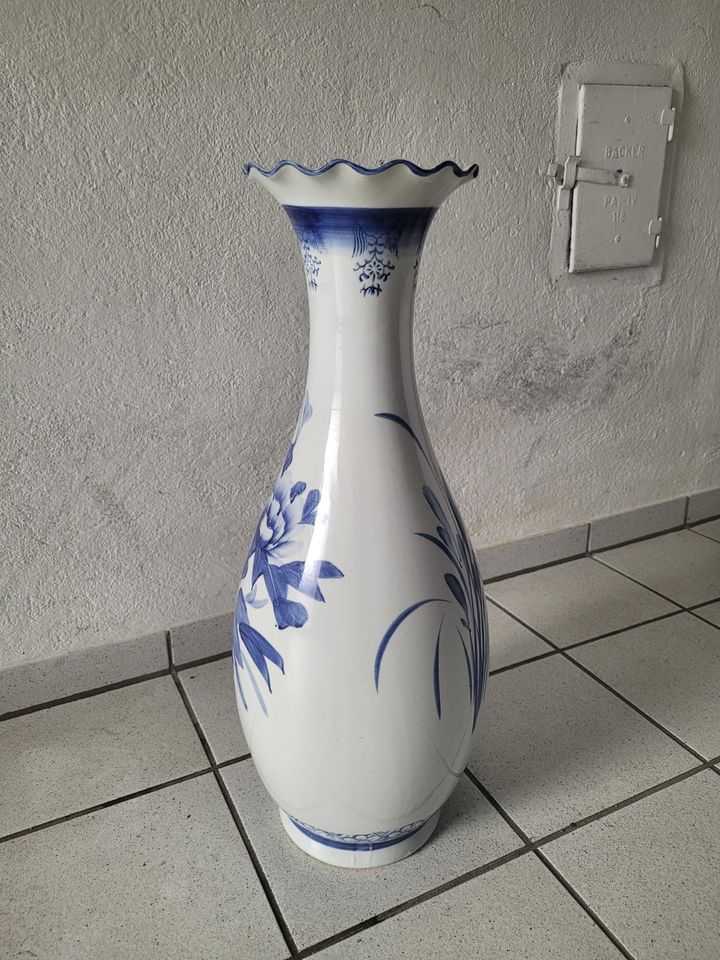 Vase mit Tier- und Pflanzenmuster in Reinheim