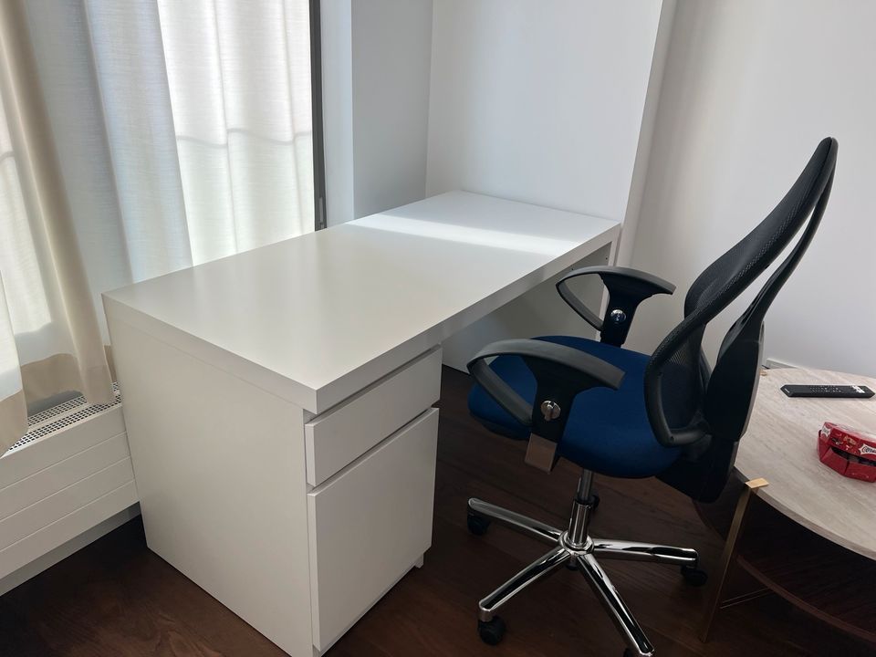Schreibtisch mit Stuhl in Hannover