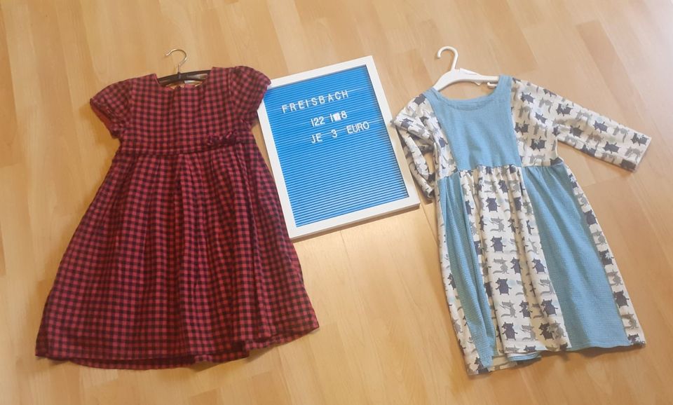 Kleid Mädchen Gr. 122 / 128 - je 3 € in Freisbach