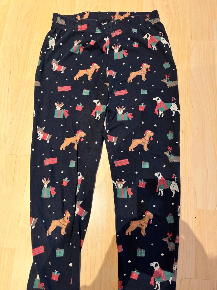 Pyjama 134- 140 cm mit Hunde in Oberursel (Taunus)