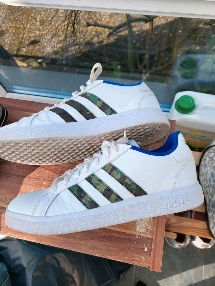 Adidas Schuhe 38 2/3 neuwertig in Achim