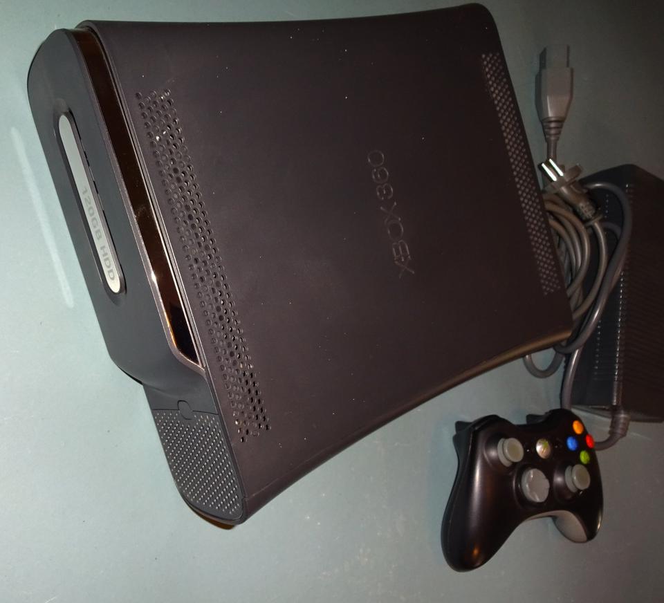 XBOX 360 ELITE in OVP mit Spielen , gebraucht in gutem Zustand in Fürth