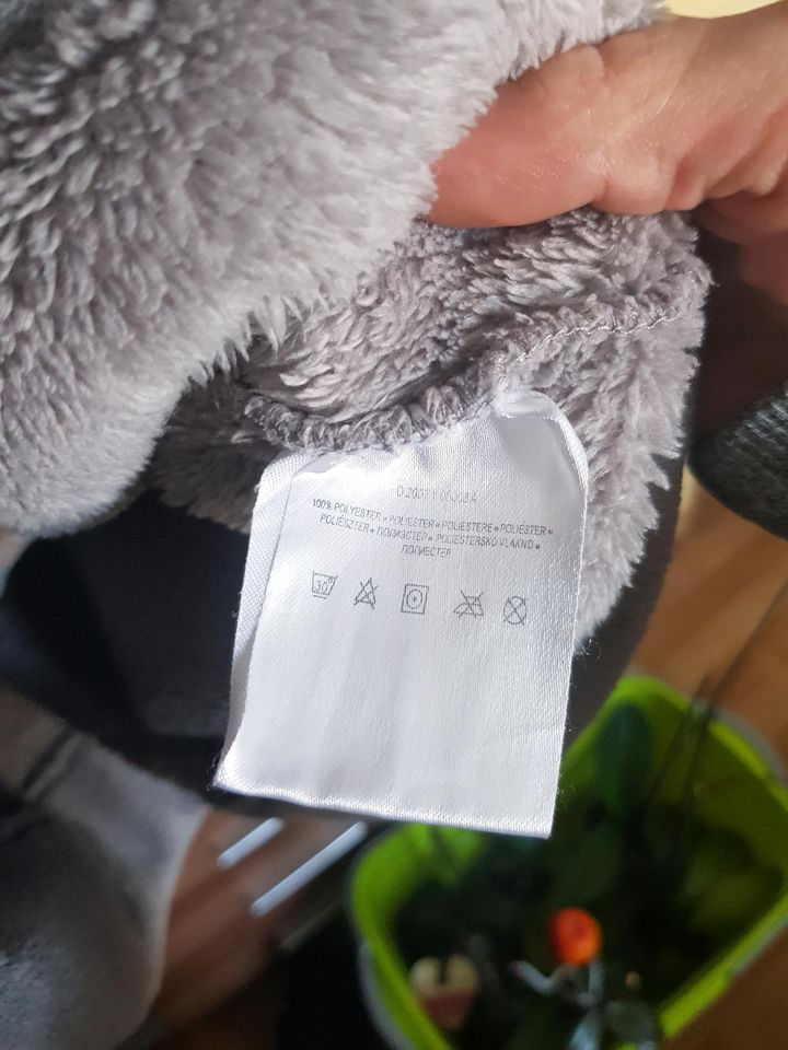 Damen Jacke mit Kapuze 3€ Festpreis ist nicht verhandelbar in Cottbus