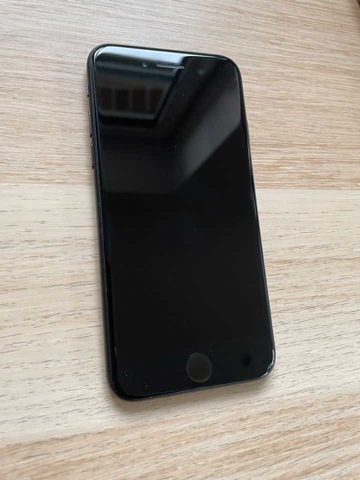 iPhone 7 / 32GB / schwarz in Glandorf