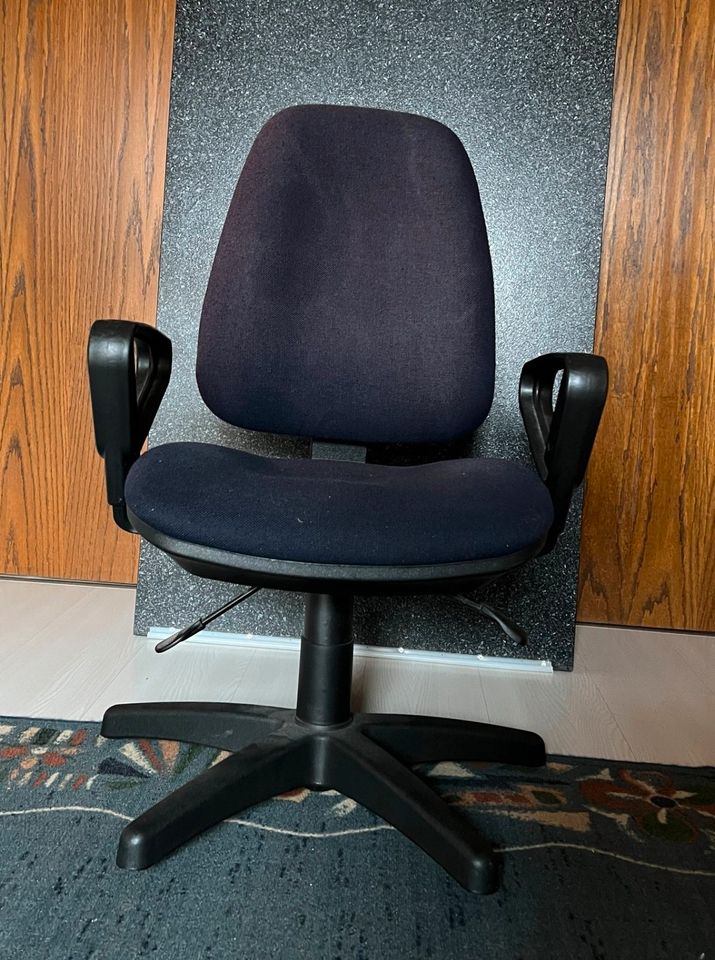 Bürostuhl ohne Rollen (höhenverstellbar, Armlehnen verstellbar) in Bocholt