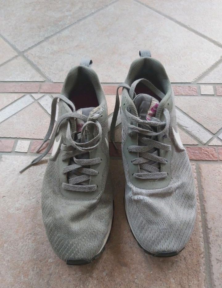 Olivgrüne Sneaker von Nike, Größe 41, guter Zustand!⁸ in Pfullendorf