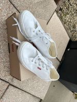 Weißer Sneaker Levi’s Malibu Beach Gr. 45 1x getragen Nordrhein-Westfalen - Paderborn Vorschau