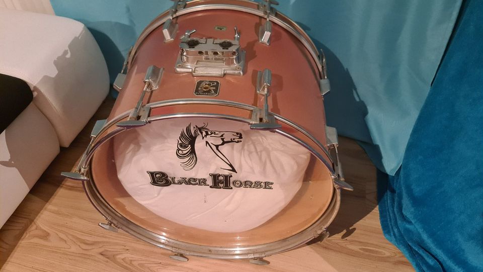 bass drum 22x16 Black Horse gut erhalten versand in Beverstedt