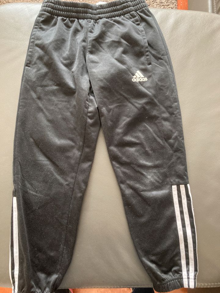 Adidas Trainingsanzug 128 in Isernhagen