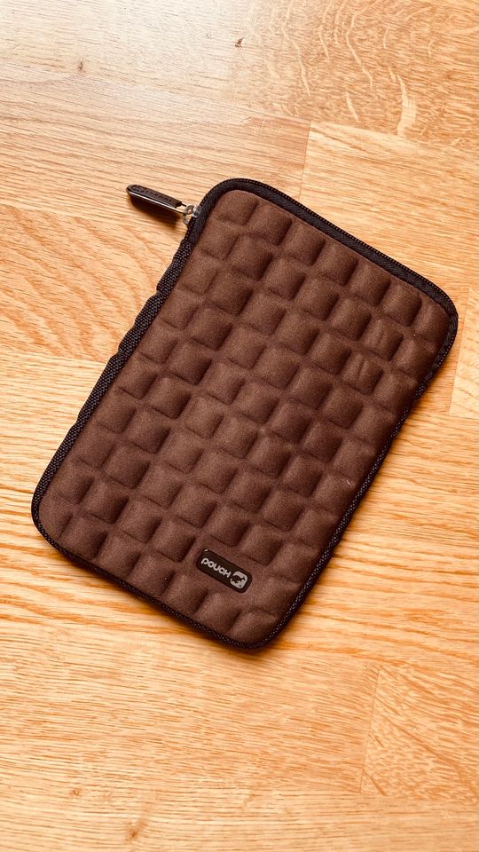 Neuwertig! Tablet Hülle Sleeve von *POUCH* • dunkelbraun in Frankfurt am Main