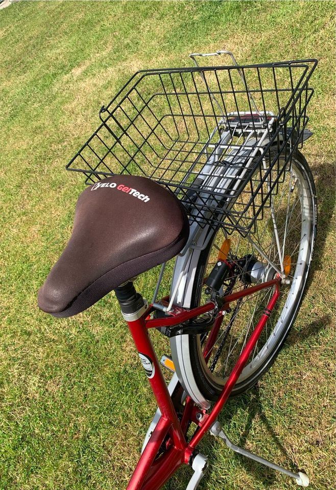 Dunkelrotes Fahrrad in Rüsselsheim