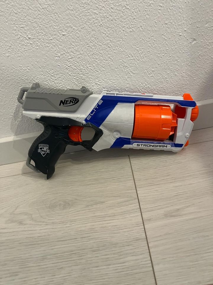 NERF Sammlung wie auf allen Bildern zu sehen ist in Manching