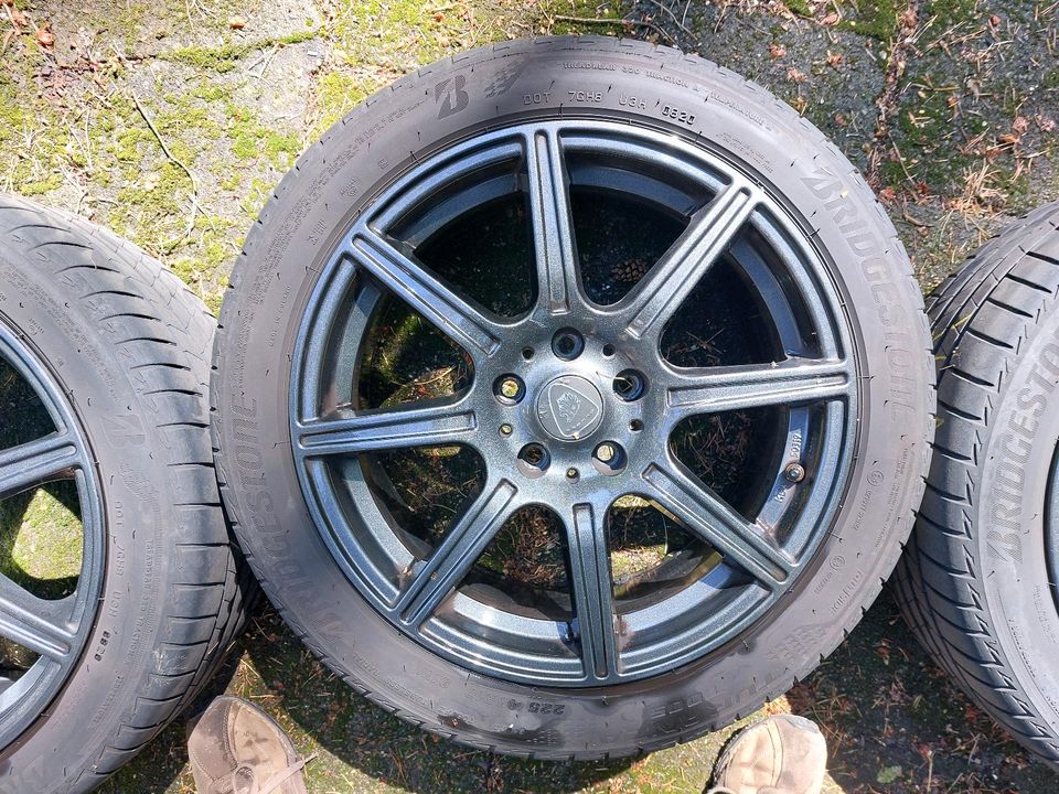 Sommerräder Aluett 42 8x17 ET45 Bridgestone 5x112 225/45R17 Golf in Löwenberger Land-Grüneberg