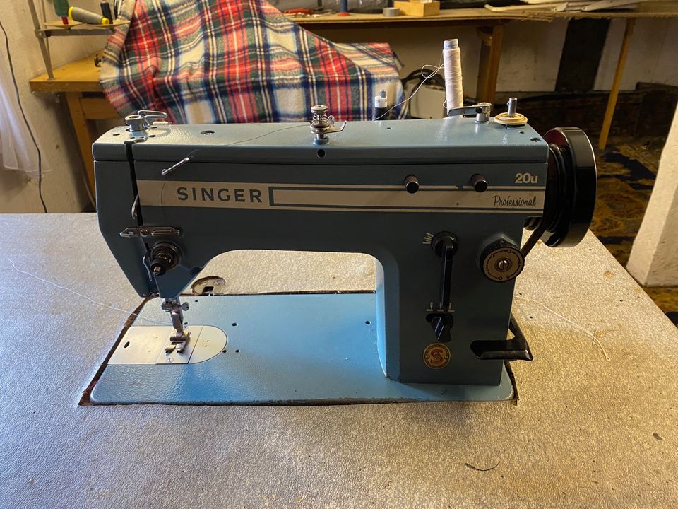 Singer 20u Professional Industrie-Nähmaschine mit Tisch & Zubehör in Birkenbeul-Weißenbrüchen