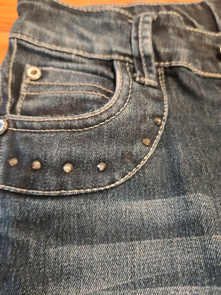 Jeans mit Glitzerapplikationen in Sinzig