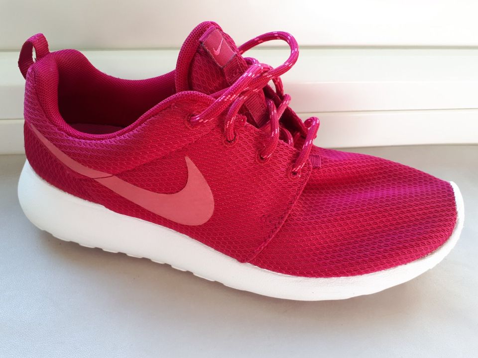 Nike Sneaker Gr. 39 / UK 5,5  Himbeere in Mengkofen