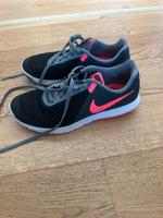 Nike Hallensportschuhe, Gr. 36/37,5 Hessen - Kelkheim Vorschau
