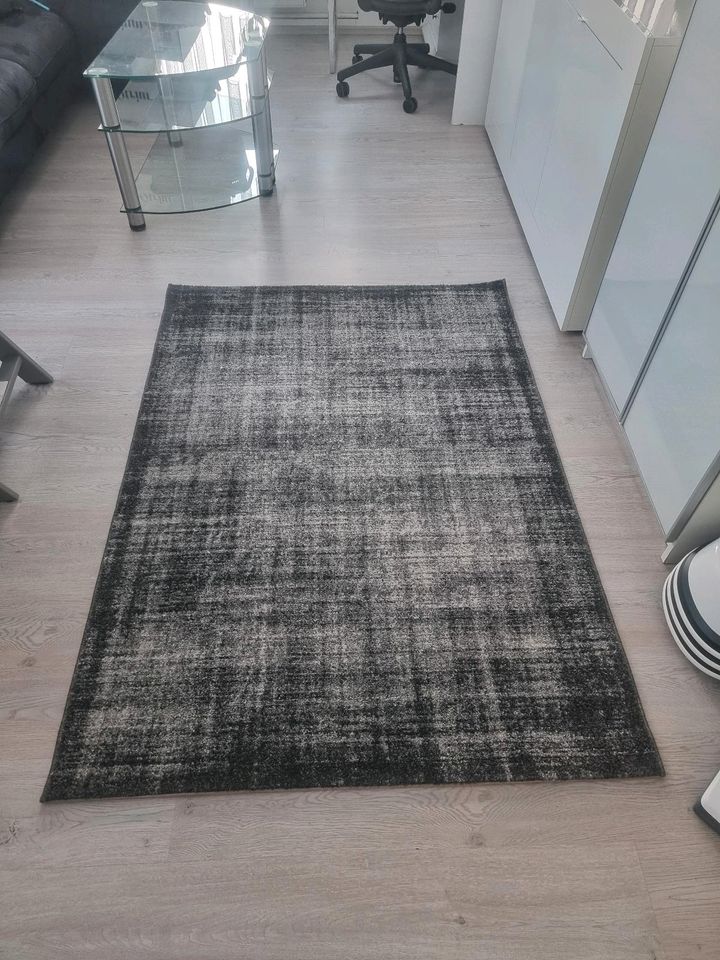 Teppich 120 * 170 cm Schwarz weiss Grau wie neu in Essen
