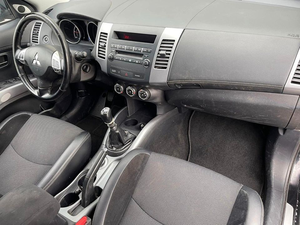 Mitsubishi Outlander Intense 4WD Xenon 7-Sitzer AHK Euro 5 in Bad Mergentheim