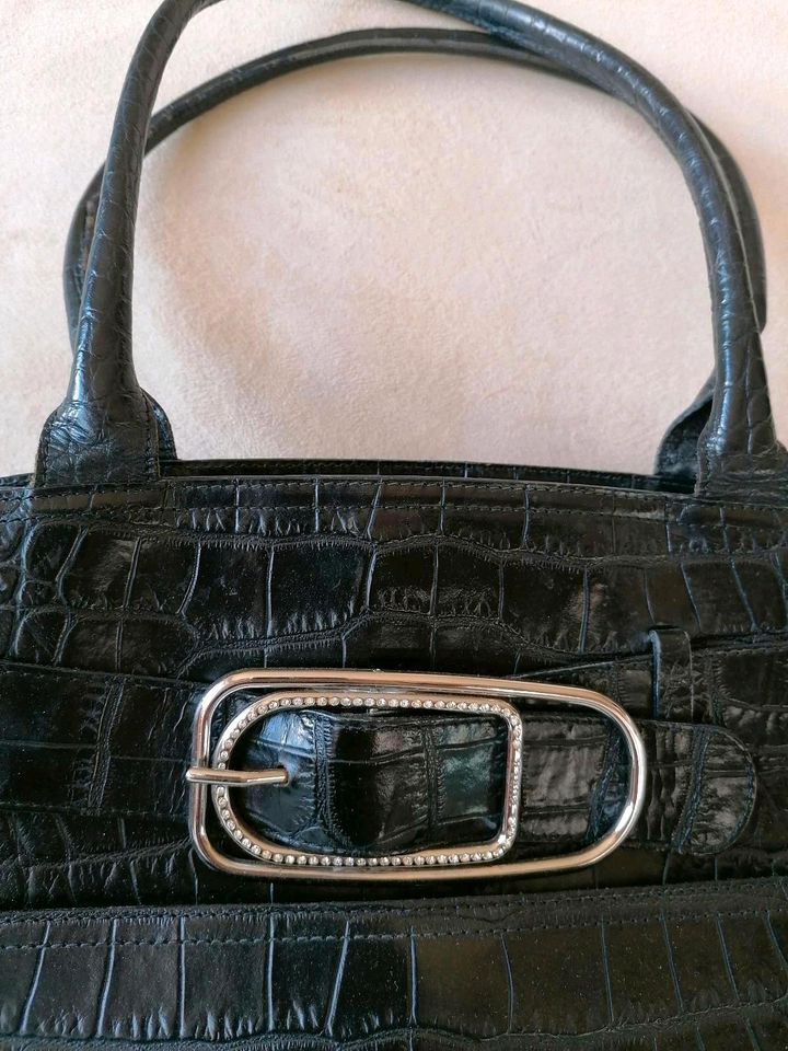 Tasche Handtasche Furla schwarz krokodillederoptik Echtleder in Frankfurt am Main