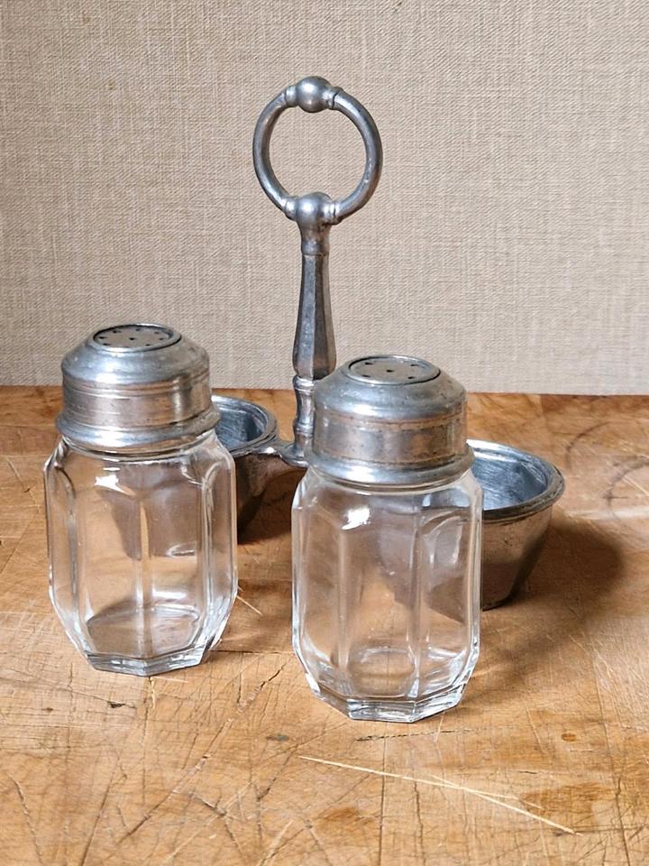 Salz und Pfefferstreuer aus Zinn mit Glasbehälter Gestempelt in Marl