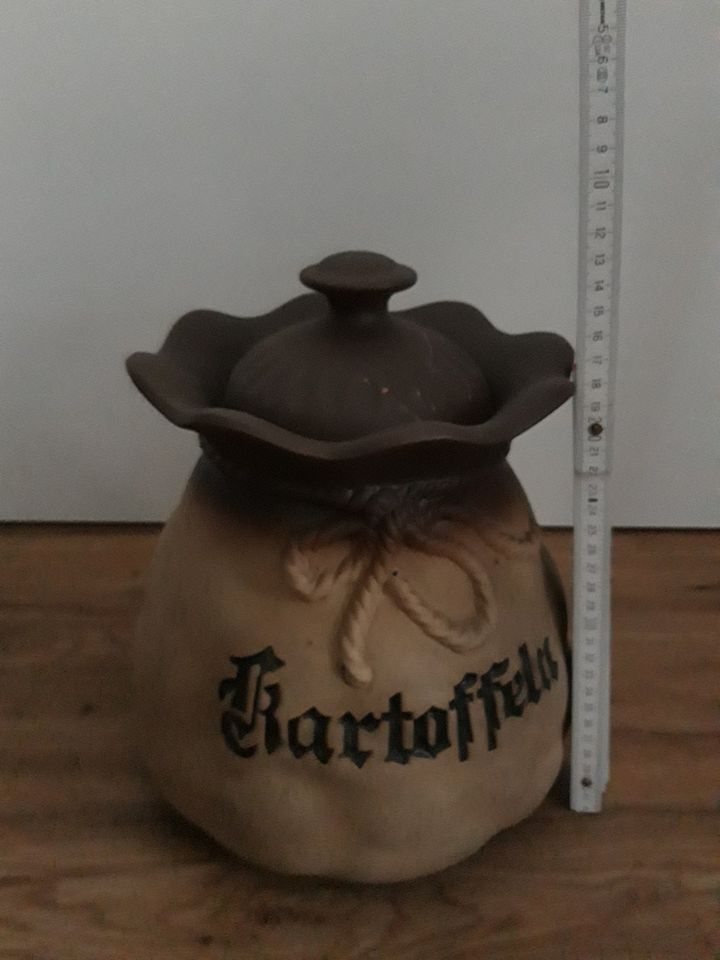 Kartoffel-Vorratstopf aus Ton in Flensburg