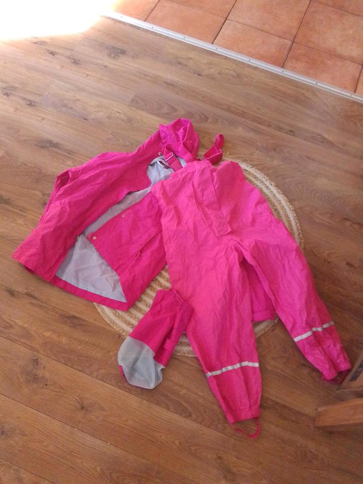 Regenjacke und Hose Größe 134 im praktischen Mitnahmebeutel in Plößberg