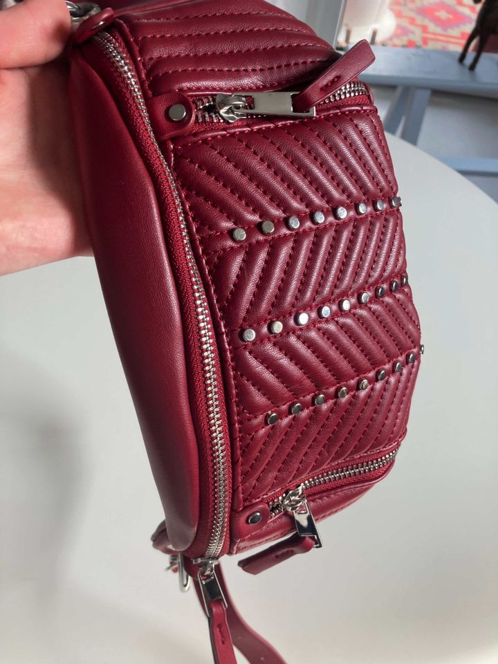 Zara Crossbodybag Bauchtasche rot dunkelrot weinrot Tasche Umhäng in Hamburg