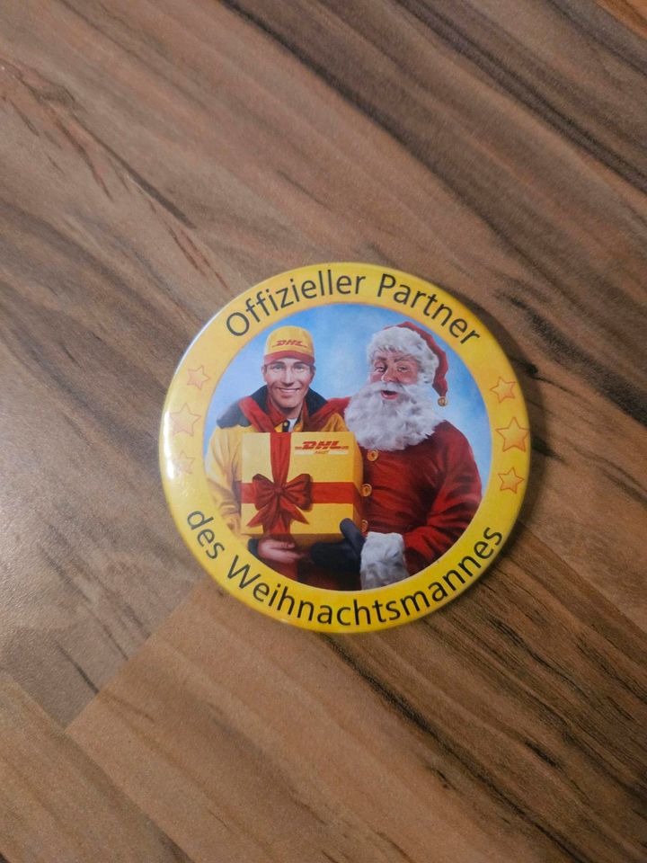 Deutsche Post DHL Pin Button Weihnachtsmann Anstecker in Lage