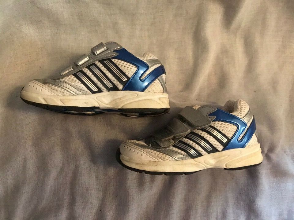 TURNSCHUHE HALBSCHUHE GUMMISTIEFEL ADIDAS 22 in Adorf-Vogtland