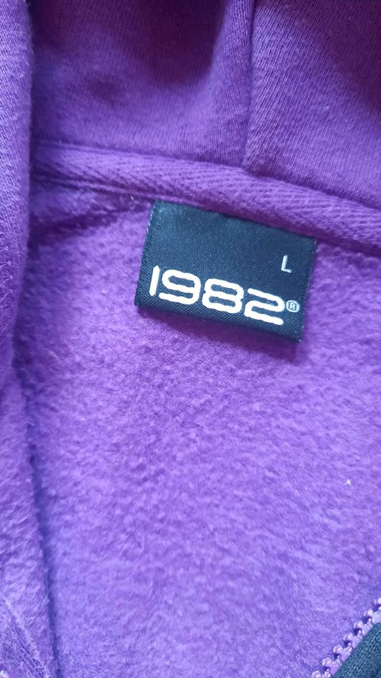 Lila/ schwarz gestreifte Kapuzen Sweatjacke Gr. L in Belm