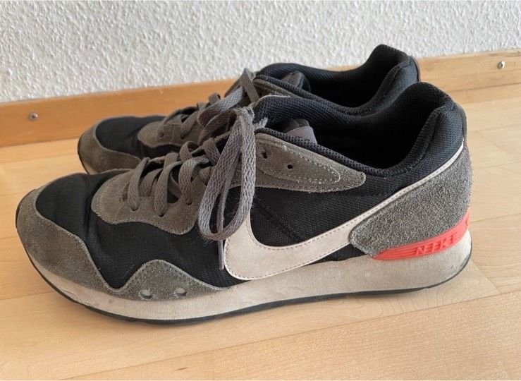 Nike Venture Runner Sneaker schwarz grau Gr. 45 in Leonberg