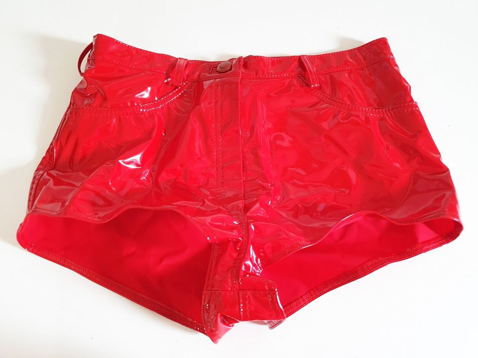 Kurze enge Lack Damen Hose - Shorts rot - Gr. M in Herdecke