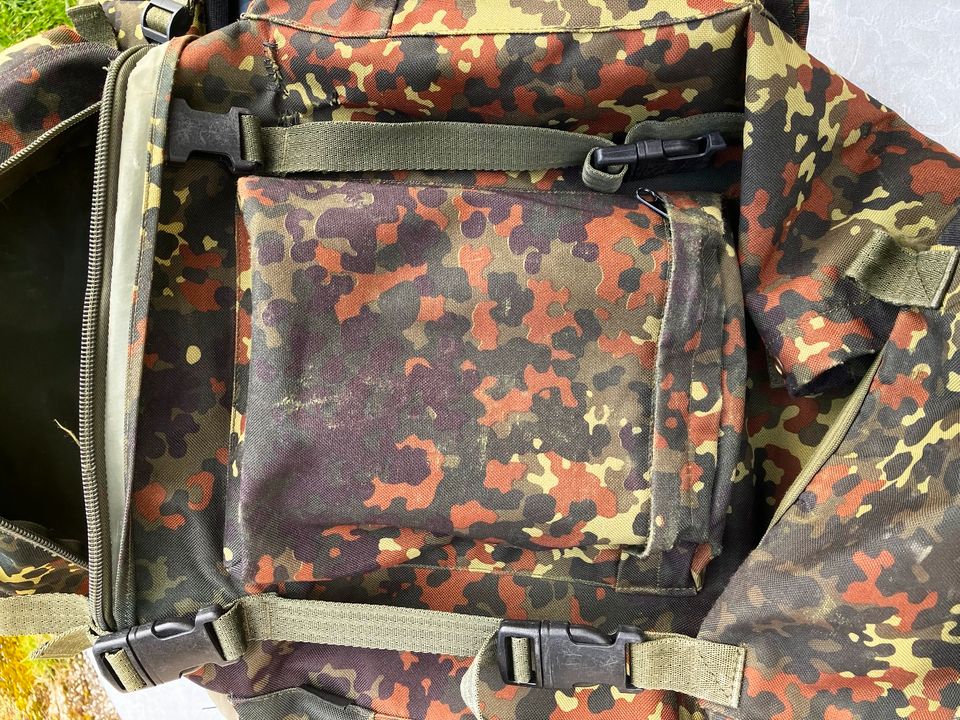 Tourenrucksack Rucksack im Bundeswehr Flecktarn reparaturbedürfti in Kaufering