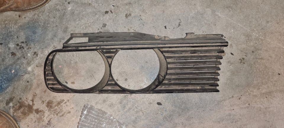 BMW 3er E30 Scheinwerfergrill Rechts Frontgrill 18760920 in Ingolstadt