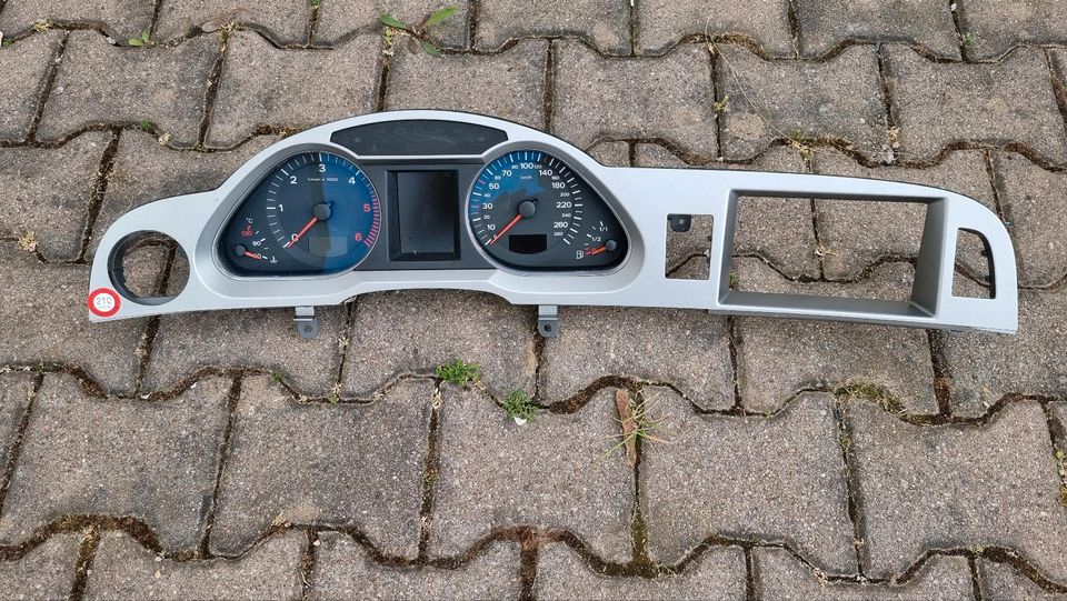 Audi A6 4F C6 3.0 TDI Tacho Tachogehäuse Tachometer Tachoblende in Erfurt