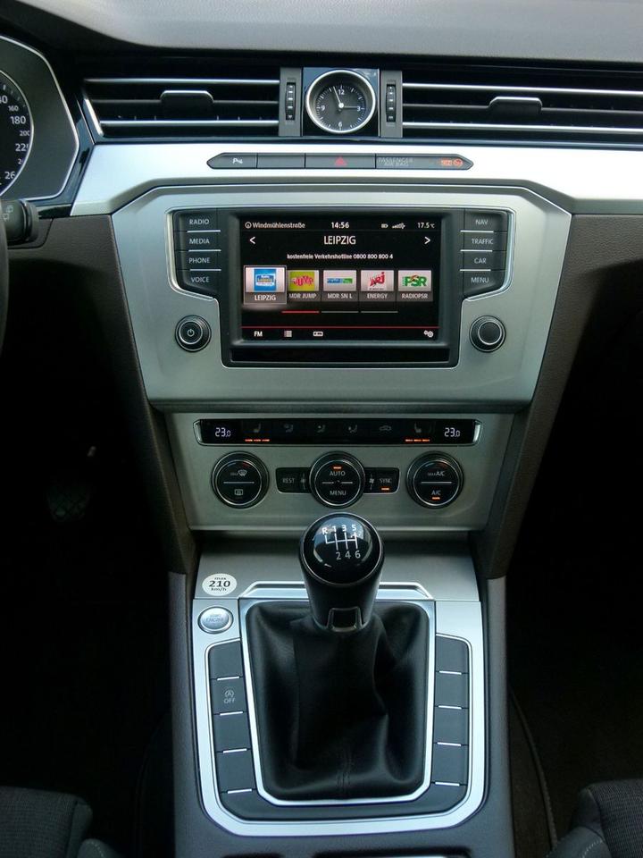 Volkswagen Passat Variant TSI 1.Hand LED TÜV 2027 +GARANTIE in Taucha