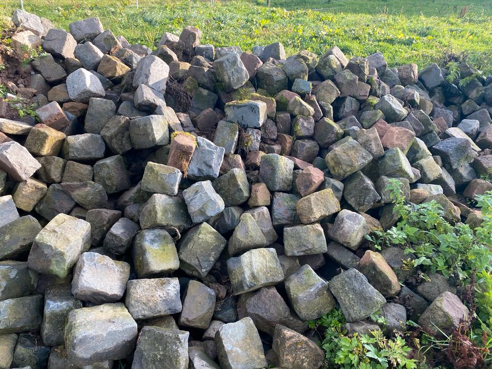 Natursteine Lava Basalt Grauwacke 50-60qm Pflaster in Schleiden