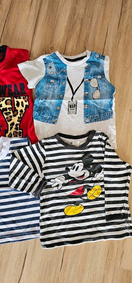 38 Teile! Großes Jungen Kleiderpaket Gr. 74 T-Shirt, Body, Hosen in Ruhland