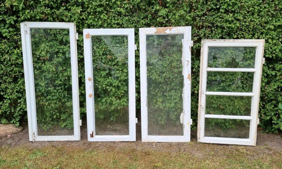 Alte Holz Fenster mit Beschriftung in Bliestorf