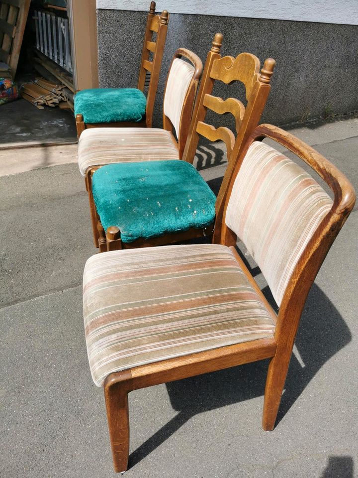 Verschiedene Stühle in Idar-Oberstein
