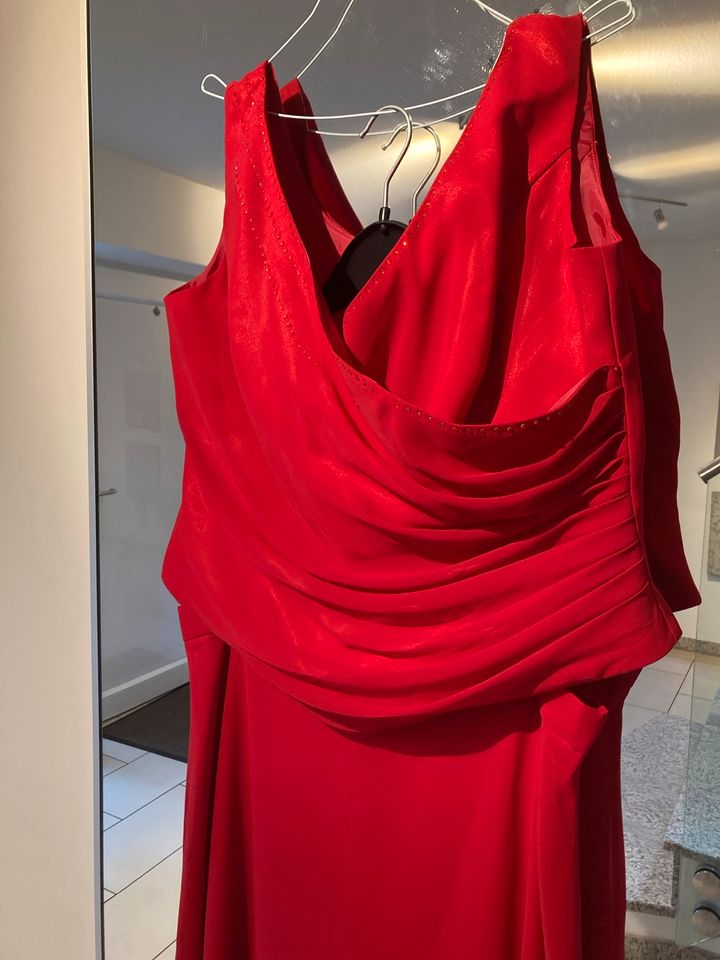 Rotes Abendkleid zwei Teiler in gr 46 in Wiefelstede