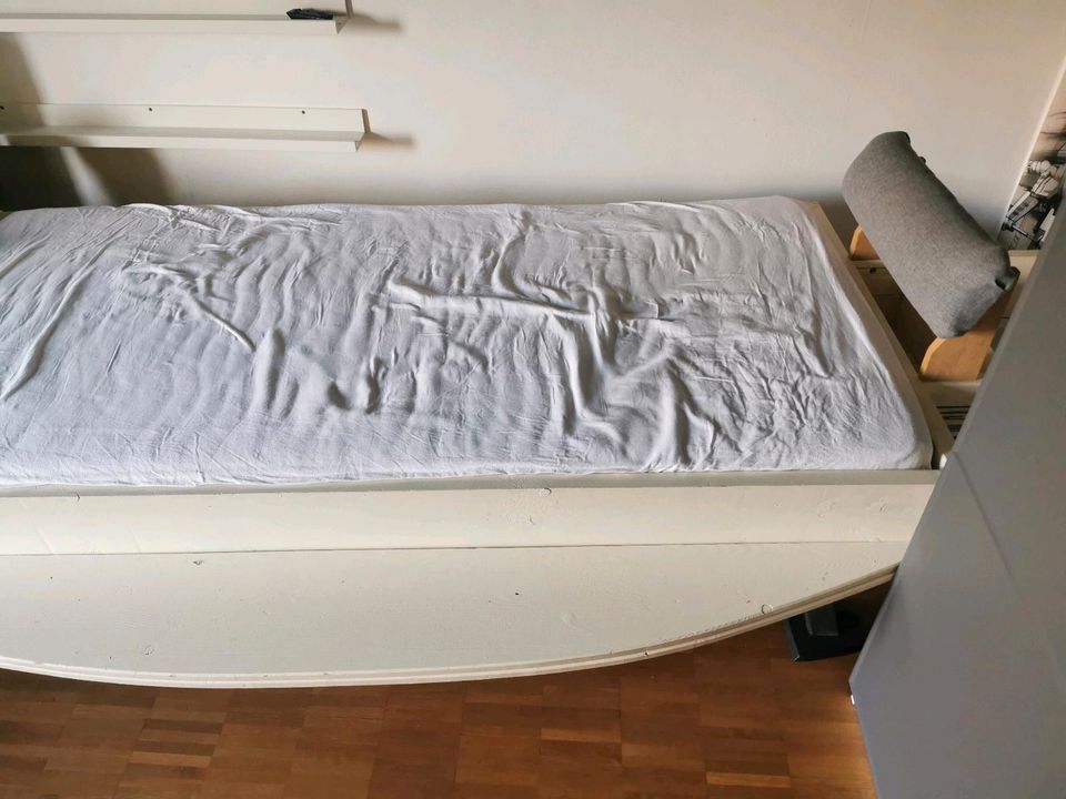 Jugendbett Raumschiff mit Lichtfunktion aus Massivholz in Willich