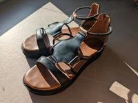 schwarz-goldene Sandalen Bayern - Wolnzach Vorschau