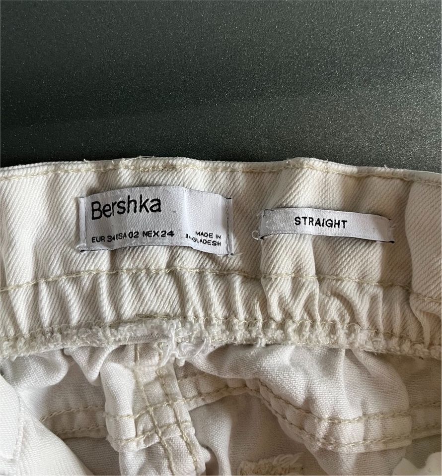 Bershka Hosen - Straight Jeans in Beige und Weiß in Geldern