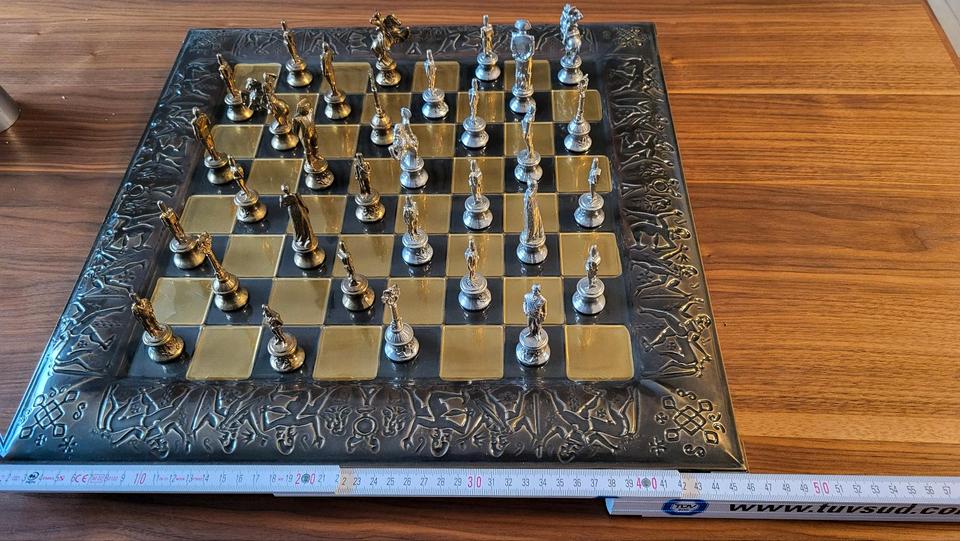 Griechisches Schachbrett mit Figuren Messing mit Verpackung in Offenburg