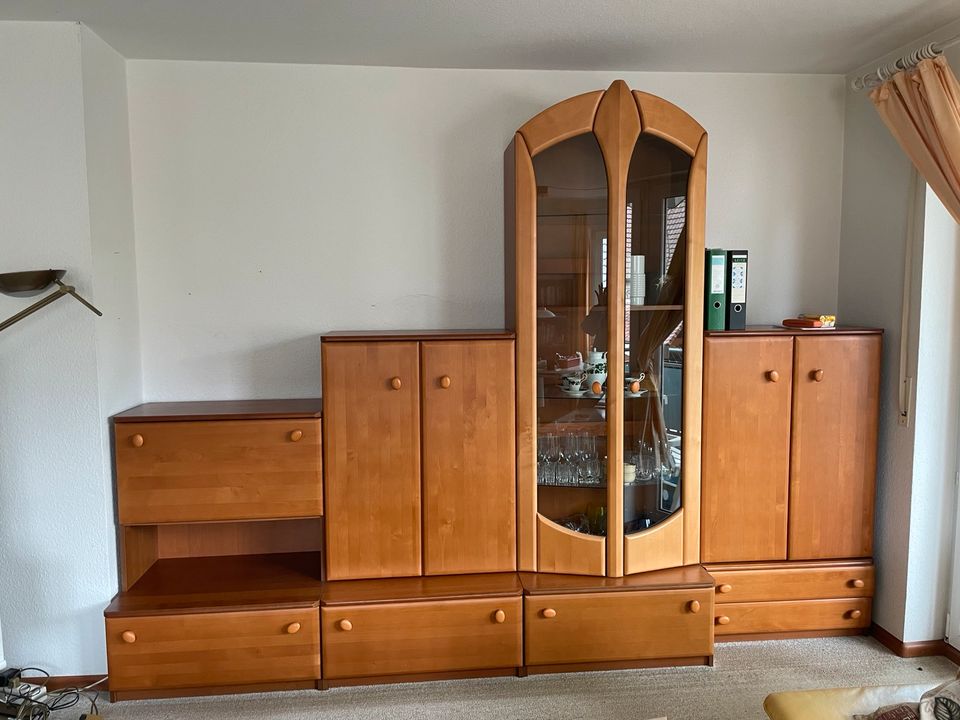 Wandschrank aus Massivholz in Auggen