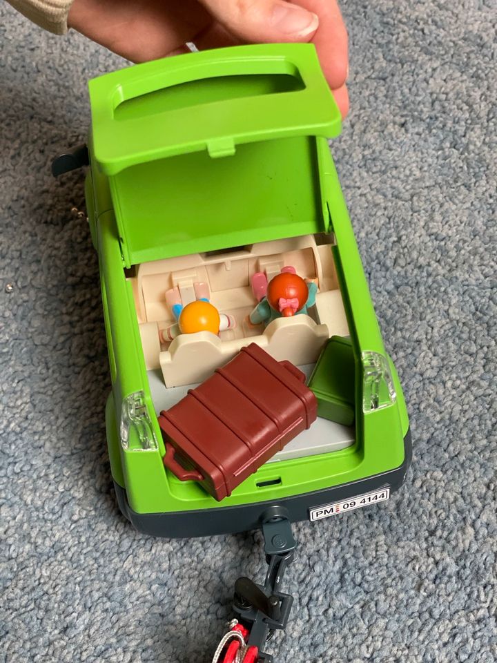 Playmobil Familie mit Auto und Boot incl. Anhänger in Lauf