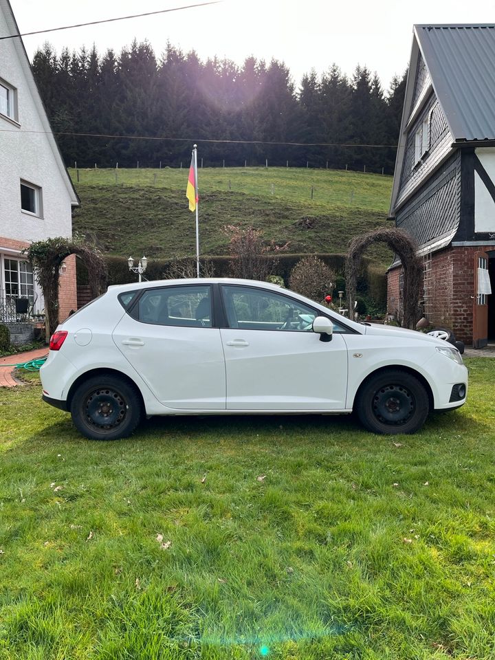 SEAT Ibiza 1,2 ST Style top achtfach bereift mit Alufelgen in Bad Berleburg